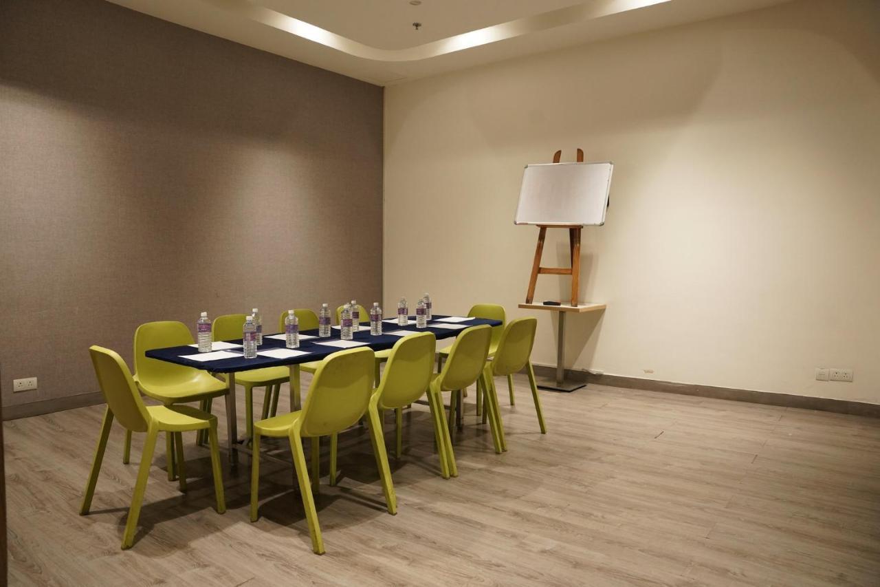 Holiday Inn Express Hyderabad Hitec City By Ihg Exterior photo